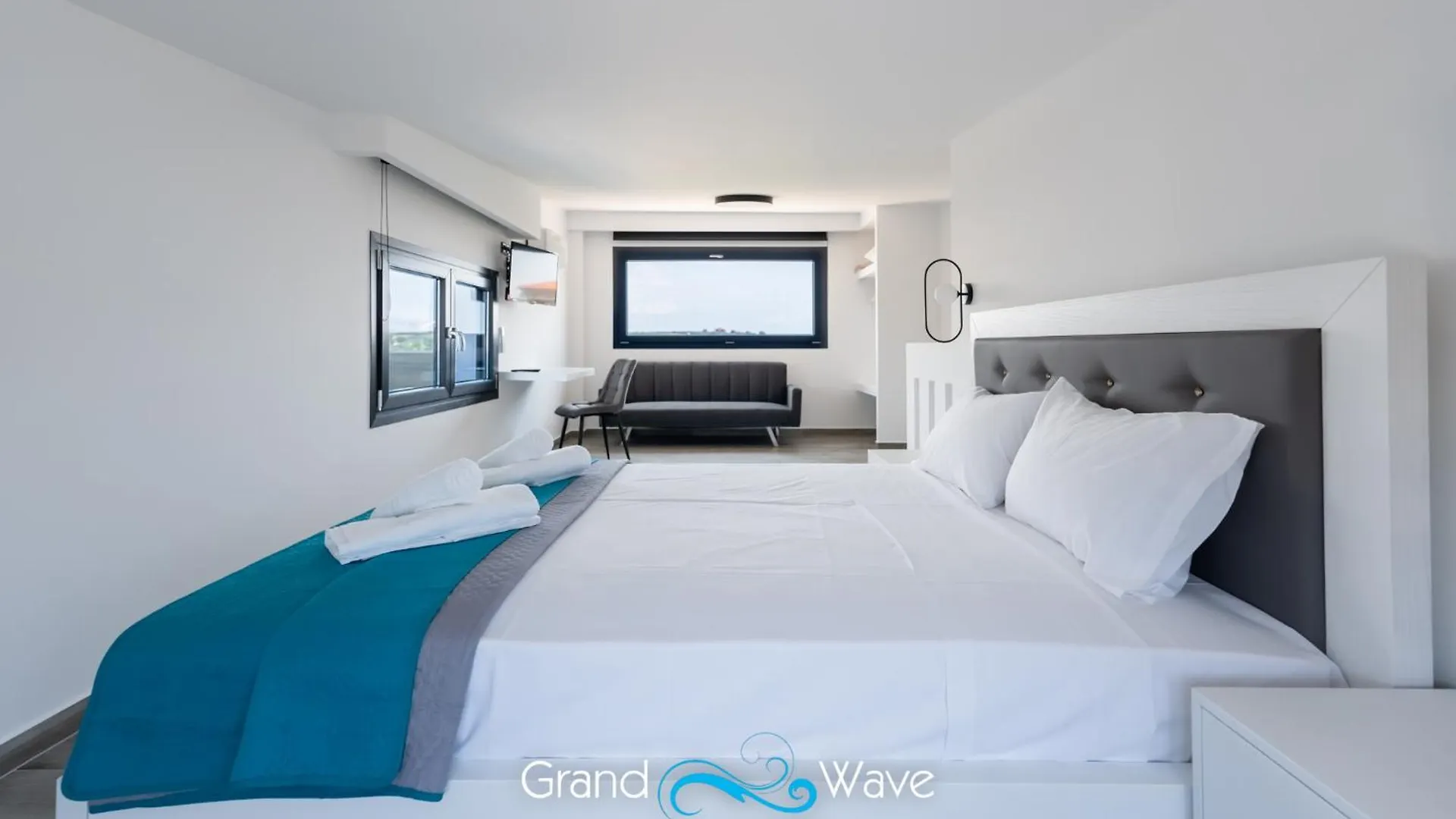 Grand Wave Luxury Suites Flogita